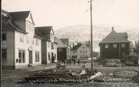 Bilete frå 1924/25 som syner Vikøyri medan dei nye forretningsbygga var under oppføring. Støfringsdal og Rivedal sine forretningar er ferdige, medan O. P. Fosse og Anders A. Seim sine bygg ikkje er bordkledde. Hotellet lengst bak.