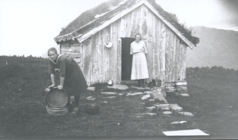 Kjeralda måtte vaskast i einelog. Her det Astrid Hjelmeset som vaskar og Elisa Wereide som står i døropninga.