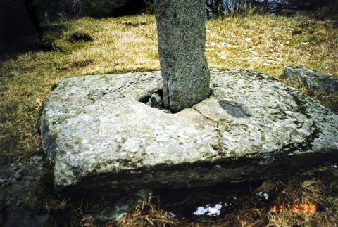 Korssund-krossen står i eit solid fotstykke, 1,80 x 1,42 m.