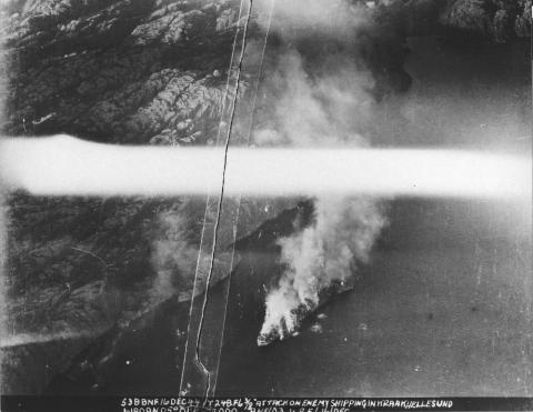 Ein engelsk pilot tok dette biletet under kampane over Krakhellesundet. Røyken frå fjorden viser kvar "Ferndale" og "Parat" står i brann. Lykta på Seglsteinen er synleg. Somme gjekk i livbåtar, andre kjempa ein håplaus kamp for å sløkkje brannen.