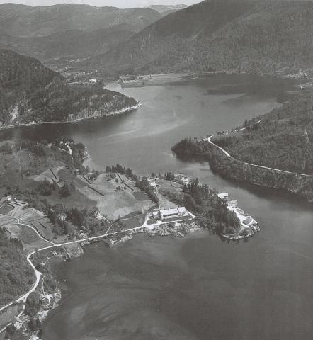 Hit til Svædene vart posten rodd frå Dale i Fjaler. Frå Sveen vart han ført på postvegen via Langeland til Førde. Her ser vi Sveen og Svesundet sommaren 1956.