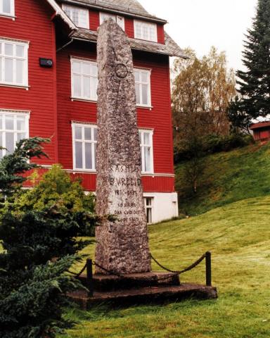 Øvrelid-steinen på Sunnfjord Folkehøgskule, avduka 29. oktober 1933.