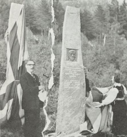 Olav A. Loen har nett avslutta avdukingstalen og duken (flagget) har falle.