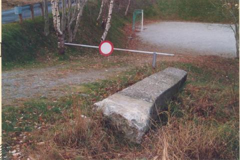 Bautasteinen på veg frå den opphavlege staden ved den gamle skulen til uteområdet ved nyeskulen lenger oppe i bygda. Rota på steinen er kring 1 meter slik at samla lengd er mellom 5 og 6 meter.