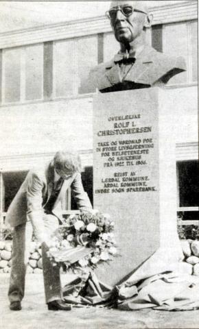 Kontorsjef Knut Henning Grepstad helsa frå Sogn og Fjordane fylkeskommune og la ned krans.