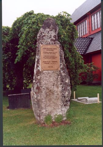 Schreuder-steinen ved Stedje kyrkje. Steinen som er vel 2 meter høg, er av bergarten hafslogranitt og nett slik han var då han vart funnen på Ølnes. På bronseplata står det innskrive: "Hans Paludan Smith Schreuder (stjerne = fødd) KJØRNES, SOGNDAL 18.6.1817  (kross = død) 27.1.1882 Sør Afrika.  Den første misjonær i Det Norske Misjonsselskap -  "Guds Vilje - Verdens Frelse" -  J.f. 1.Tim. 2,4.  Reist 1992." <br />
(1. Tim. 2,4 står: .. han som vil at alle menneske skal verta frelste og koma til å kj...