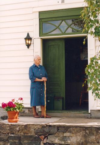 Karoline Kjørnes, fødd 1910, budde lenge i gamle-huset på Kjørnes. Ho hugsar minnesamværet på Kjørnes i 1917 i høve 100 år etter at Schreuder vart fødd. Her står ho på trappa til hovudinngangsdøra på huset.