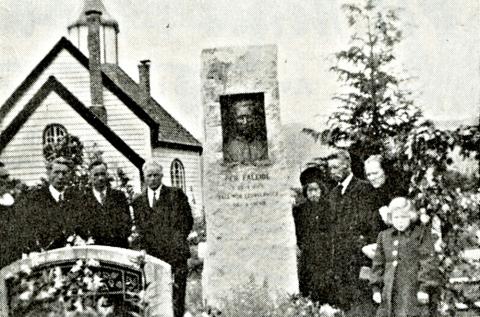 Frå avdukinga 17. juni 1945. Nærast steinen til høgre står Målfrid Faleide, deretter foreldra, Ole I. Faleide og Elisabet Faleide. Frå venstre sida av steinen: Ordførar Hallvard Sindre, M. Skrede, Joh. Lyslo og sokneprest S. Roe.
