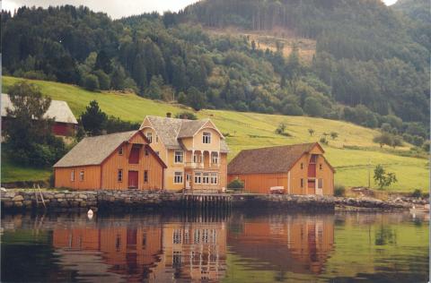 Lothe-eigedommen i år 2001. Buene står som dei gjorde på slutten av 1800-talet. Det staselege bustadhuset vart bygt i 1912. Josef Lothe hadde vore i Amerika før han kjøpte eigedommen. Det han såg og opplevde der påverka truleg byggestilen.