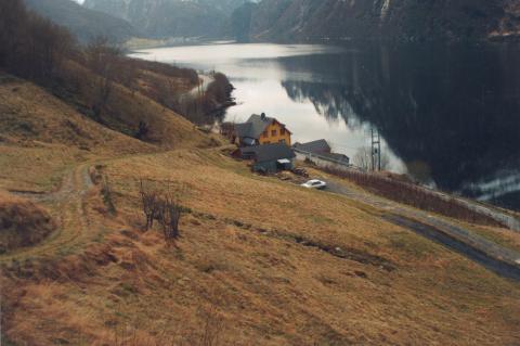 Sjøabruket. Huset vart ståande då skafonna gjekk i 1970, men lada vart føyst på fjorden. I dag er det bygt opp eit mindre uthus der lada stod. På biletet ser vi ein rund silo framfor uthuset. Han overlevde fonna.
