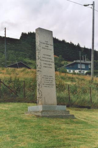 Innskrifta på minnesteinen fordeler seg på tre felt. Øvst står: FALNE * FRÅ NORD-VÅGSØY * UNDER * KRIGEN 1940-1945. Deretter fylgjer fem namn: Olav Reksnes, Sigvald Kleivedal, Anders Berntsen Vedvik, Simon A. Vedvik og Johan M. Nybakk. I nedste feltet står: Desse "dei stupte, men merket det stod - og soleis må enno den kunne gjera som framgangsmerket i Noreg skal bera". Orda i hermeteikn er tilmåta frå Per Sivle-diktet "Tord Foleson". I vers 5 står: "Og gamle soga ho seier so/at Tord han stupte men ...