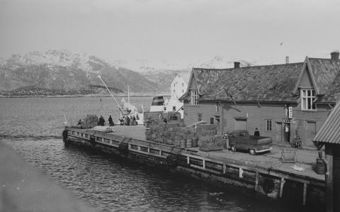 Fram gjennom tidene har Florø vore ei av dei viktigaste hamnene i fylket for Fylkesbaatane. Mang slags last har passert over kaiene. Her er vi på Fylkeskaia ein marsdag i 1965. Ei last med fôr til buskapen på øyane står klar.