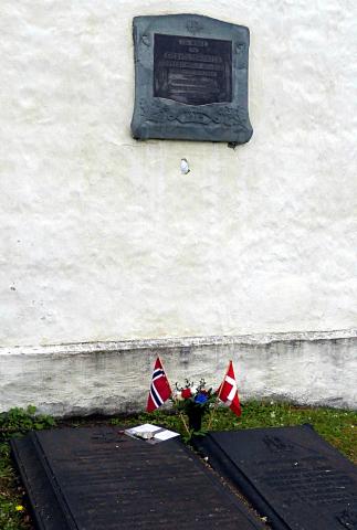 <p>Til minne og heider. 17. mai 2014 vart det lagt ned blomar fr&aring; Sogn og Fjordane ved minnesmerket og gravene til Niels Nielsen, eidsvollsmann fr&aring; Nordre Bergenhus amt, og kona Anna Chatarina Margrethe.</p>