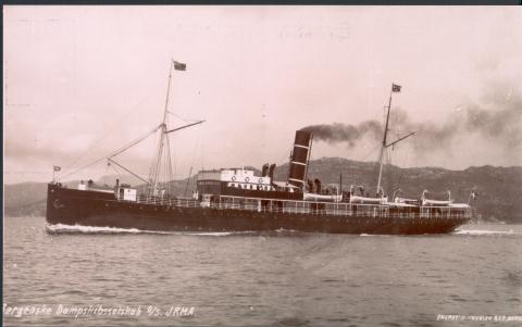 D/S "Irma", Det Bergenske Dampskibsselskab, 1905-1944. I ei bok om Hurtigruta skriv forfattare Dagfinn Bakka jr.: "I det ytre var "Irma" eit imponerande skip. Stort, med skarpe skroglinjer, svart skrog, panelt overbygning, en høy, hellende skorstein med tre hvite ringer, stjernen i baugen og solseil trukket over promenadedekket akter."