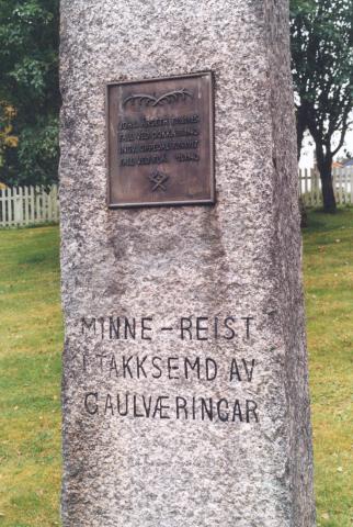 På metallplata står:<br />
JOHS. ÅRSETH F. 14/8 1915 * FALL VED DOKKA 25/4 1940 * INGV. OPPEDAL F. 6/9 1917 * FALL VED FLÅ 25/4 1940