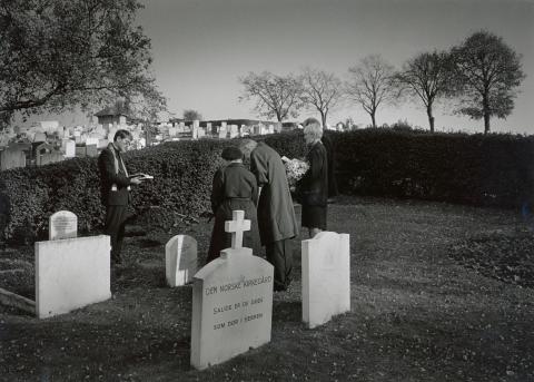 Den norske kyrkjegarden i London er i bruk. Dette er frå ei urnenedsetjing etter 1988 med sjømannsprest Helge Petterson.