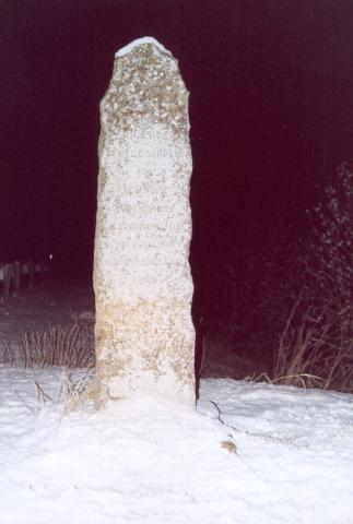 Minnestøtta ein vinterkveld år 2001. Ho står no i enden av ei busslomme eit stykke lenger sørvest enn den opphavlege staden.