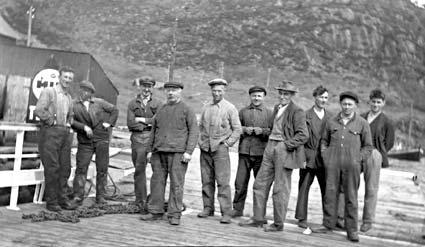 Arbeidarane på Løland Motorverkstad sommaren 1938, fotografert i samband med sjøsettinga av byggjenummer 1. Frå venstre Nils Løland, Jørgen Bøe, August Løland, Jonas Løland, Eliam Rysjedal, Anton Løland, Kristian Tveit, Johannes Løland, Magnus Årnes og Magnus Løland.