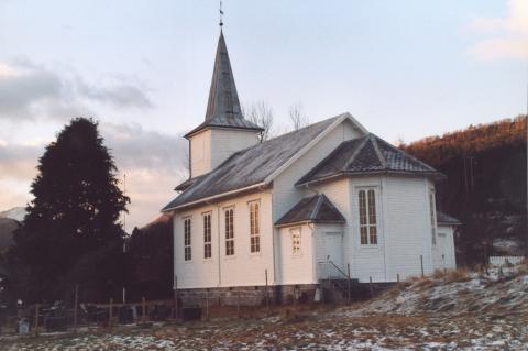 Utvendig skil Totland kyrkje seg ikkje nemneverdig ut, men innvendig vert ein overraska over dei mange fargerike og flotte utskjeringane av Lars T. Kinsarvik.
