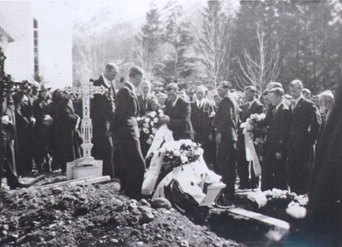 Odd Støyva og Aksel Midtkandal fall i kampane austpå i april 1940. Dei vart gravlagde på kyrkjegardane der dei fall, men seinare flytta heim til kyrkjegarden på Re. Her vert båra til Aksel Midtkandal sett ned i grava 1. mai 1941. Gravferda var samstundes ei minnehøgtid for begge dei falne.
