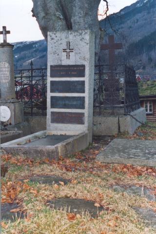 Gravstein på gravstaden til familen Lunde ved Hopperstad stavkyrkje. Namna til  Gulbrand og Maria Lunde står på plate nr. 3 ovanfrå. Oberstløitnant Oscar Lunde var bestefar hans.
