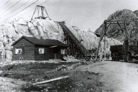 Sommaren 1942 kom to nye russiske 13 cm skipskanonar, modell 1940, til batteriet som erstatning for to gamle tsar-kanonar. For å få eine kanonen på plass på fjellknausen, måtte det byggast ei transportbane oppover fjellsida. Denne kanonen står igjen.