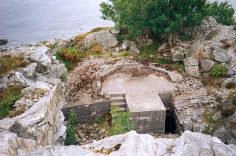 Her ser vi den halvferdige kommandoplassbunkeren med trapp ned til fjellanlegget under. Over denne platninga som skulle bli observasjonsrommet i bunkeren, skulle det støypast vegger og tak. Same type bunker kan ein sjå ferdig bygd på Lammetun.