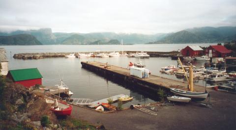 Hamna år 2000. Midt på biletet i bakgrunnen ser me Venøy, der skonnerten "Marie" grunnstøytte og gjekk ned i 1862.
