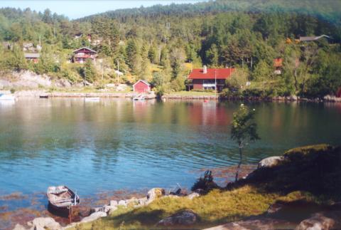 Biletet syner området der den gamle handelsstaden på Bryggja ein gong låg. Staden vert kalla Gamle Bryggja. I år 2000 er det berre naustet me ser midt på biletet og fjøsbygningen som ein skimtar oppe til høgre for det store bustadhuset, som står att etter handelsstaden. Bustadhuset - midt på biletet - er bygt på tomta til det gamle våningshuset. Bak dette finn ein restane av murane etter eit gamalt bakeri.