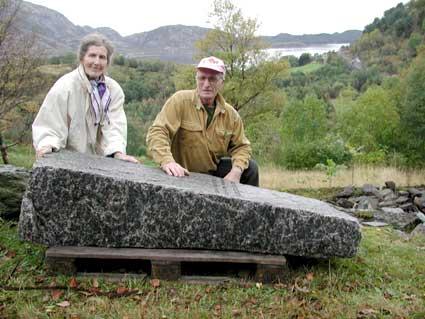 Minnesteinen før oppsetjinga hausten 2000. Bergljot Lundeland gjekk i brodden for å få reist steinen, og Per Hovlandsvåg hjelpte til med å støypa fundamentet og få steinen oppsett.