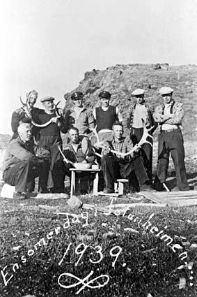 Telefonarbeidarar på Sognefjellet år 1939. Johannes Kleppe sitt arbeidslag på Galgeberg. Var det storarbeid på gang med mykje folk, hende det at hyttene vart for små. Ein måtte då bruke telt i tillegg, eller leige seg inn på dei nærmaste stølane.