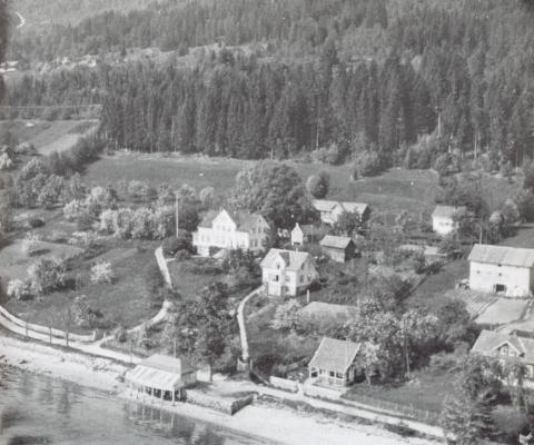 Sande er mykje endra frå Jacob Meidell sine dagar. Det store, kvite huset midt i biletet vart nytta til gamleheim. Den eldste delen av huset skal vera frå 1850-åra, og truleg sett opp av Meidell. Det var også her Ashcroft og kona budde på britisk vis. I dag er dette privat bustadhus. Huset fremst til høgre i biletet er óg frå 1850-åra og noko ombygt i 1890-åra. Dette var borgstove eller tenarbustad. Det vesle huset som står på stolpar heilt nede i fjøra vart nytta som kafe for turistar som spaserte ...