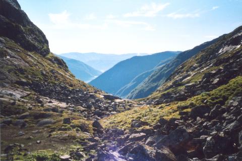 Utsyn mot Sværeskaret frå sørenden av Skarvatnet. I bakgrunnen syner litt av Fjærlandsfjorden og Sognefjorden.
