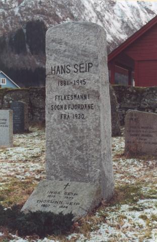 Minnesteinen på grava til Hans Seip i Fjærland. På baksida står: FYLKET REISTE STEINEN<br />
Steinen kom frå Viksdalen i Gaular og lærar Harald Bell var fylkesmannen sin kontaktperson. Bell fekk Lars Hoff til å ta fram steinen og hogga innskrifta. Hoff var òg med til Fjærland og såg til at steinen kom vel på plass i eit betongfundament.<br />    
Steinen ved foten markerer ektefellen Inga, og systera Thorunn.