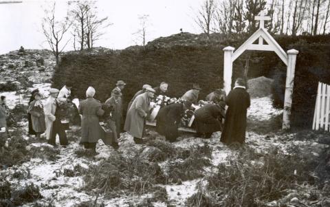 Gravferd på på slektsgravstaden Kveldro i november 1952. Denne dagen var det Anders Sørevik, f. 1863, som vart ført til siste kvile.