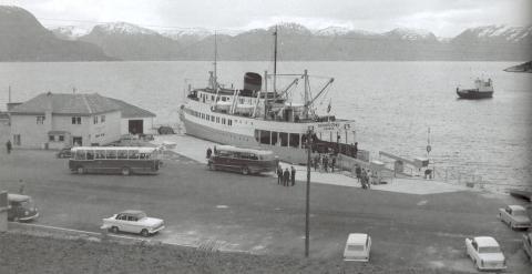 Snøggruta <i>Sognefjord</i> ved kai i Lavik kring 1960. På fjorden ser me ferja <i>Sogn</i> som då trafikkerte strekninga Lavik - Instefjord.
