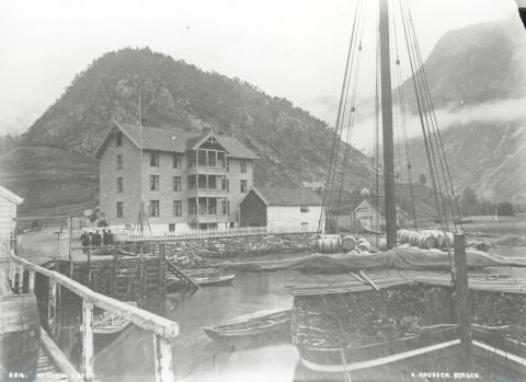 Vadheim, med sin posisjon som trafikknutepunkt, var også ein viktig handelsstad. Biletet er teke ca. 1890. 
