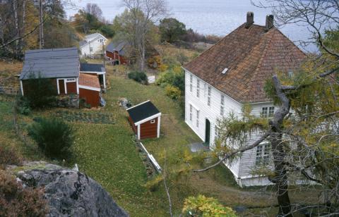 Tunet på garden. I bakgrunnen ser ein hovudbygningen og driftsbygningen på Måren Nedre.
