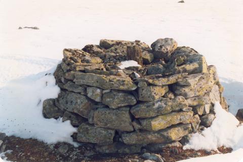 Rundt stolpekar 2 meter i diameter og 1 meter høgt, nytta her etter omlegginga i 1863. Runde kar vart nytta i ein tidleg periode før dei velkjende firkanta kara vart påbodne i "Regler for Liniebygning" i 1870.