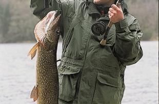 Stolt gjeddefisker: Erik Eik Anda med en rugg på 7,9 kg. (Atle Skjelde) 