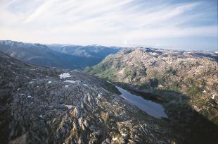 Storavatnet i fjellet mellom Farestveit i Modalen og Flatekvål i Eksingedalen