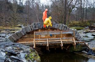 Frå bygginga av Nesbrua